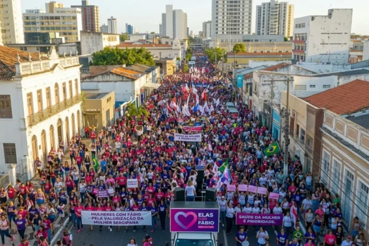 Caminhada Elas com Fábio reúne milhares de mulheres no Centro de Aracaju