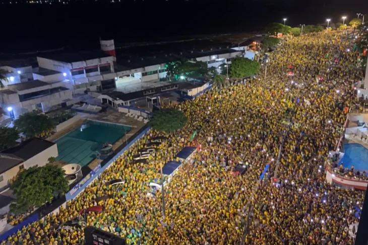 Bloquinho do 22, com presença de Nikolas Ferreira, atrai milhares de apoiadores de Flávio Bolsonaro em Aracaju