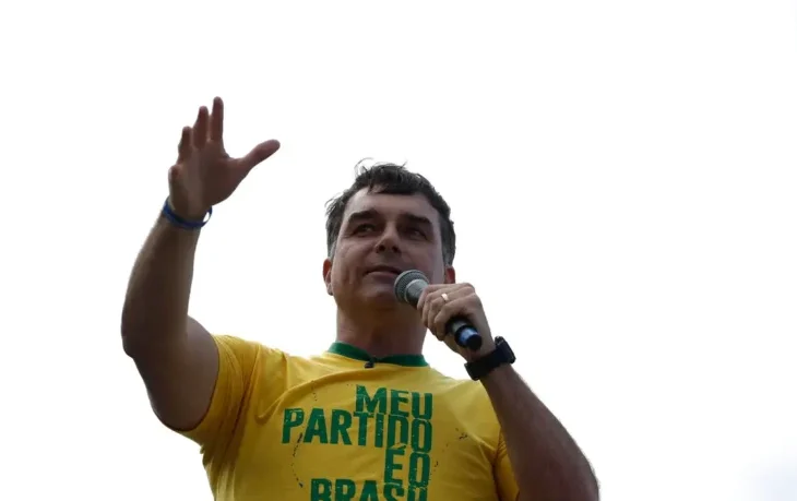 “Flávio Bolsonaro chegou em segurança aos EUA”, diz Simón Levy, aliado de Trump